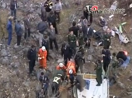 云南客车翻下山沟已致13人死亡15人受伤