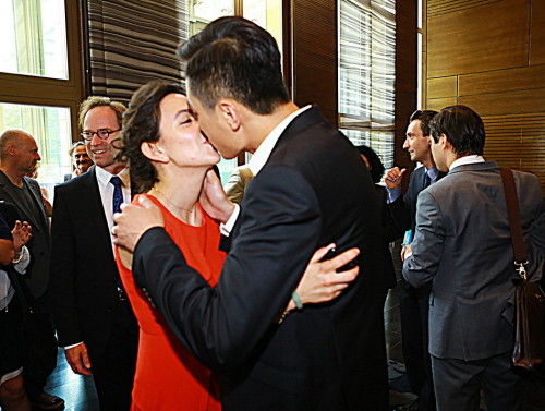 刘烨与章子怡同获法国勋章 拥吻爱妻