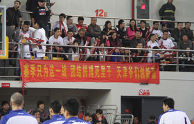 天津男篮吉祥物霸气指天 球迷看台上打励志标语