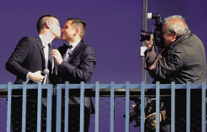 法国举行首个合法同性婚礼(图)_新浪天津城事