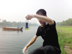 图为：志愿者抽检水样。 来源：天津网 摄影/高立红